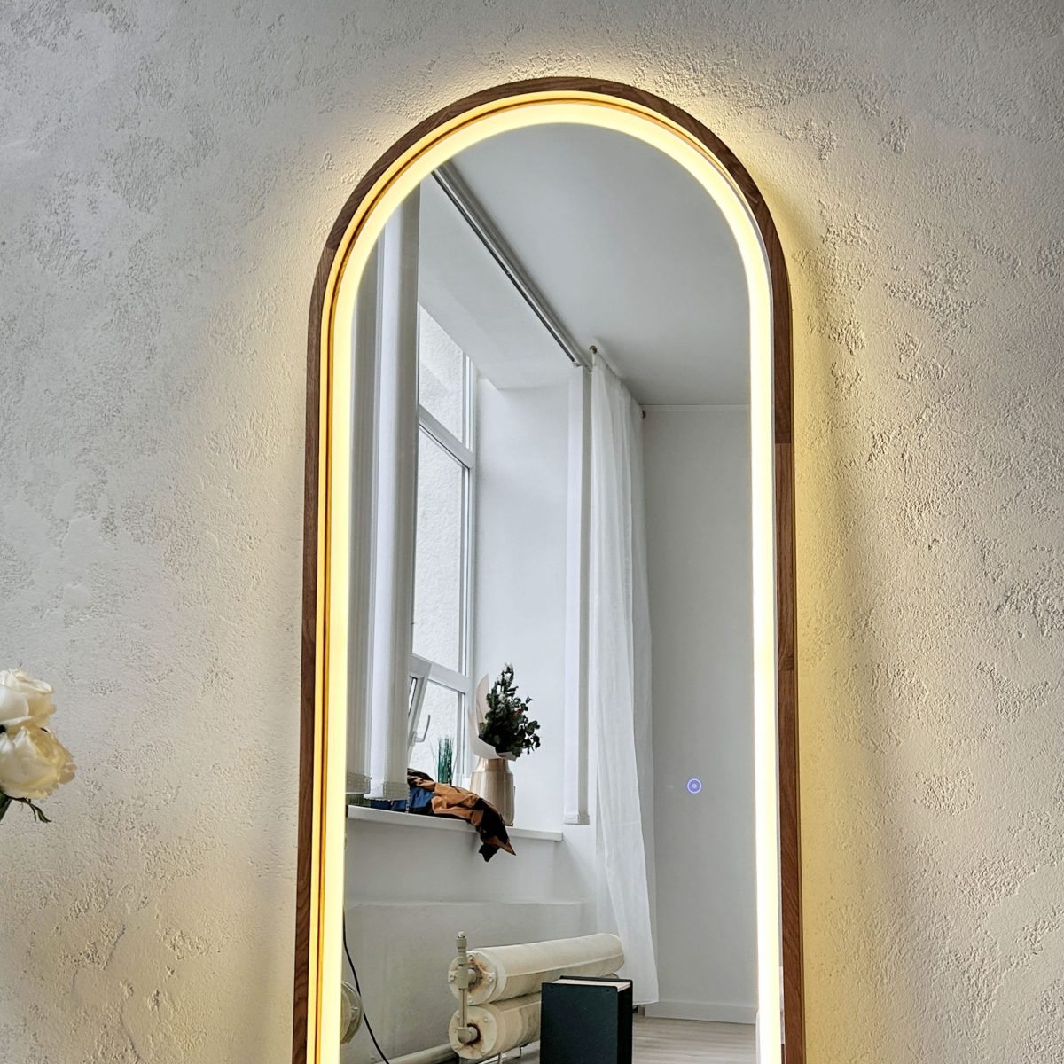 Growth mirror capsule with LED lighting in a wooden frame - Image 2